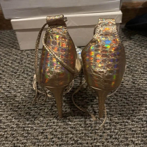 🔥2/$10 3/$12 Akira Metallic Heels size 9 - Picture 4 of 5